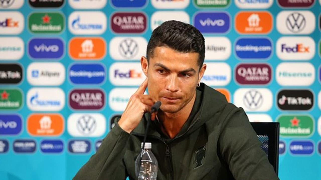 ஒற்றை செய்கையில் கோலா கம்பெனிக்கு கோடிக்கணக்கில் இழப்பை ஏற்படுத்திய ரொனால்டோ..! தரமான சம்பவம் வீடியோ ஒற்றை செய்கையில் கோலா கம்பெனிக்கு கோடிக்கணக்கில் இழப்பை ஏற்படுத்திய ரொனால்டோ..! தரமான சம்பவம் வீடியோ