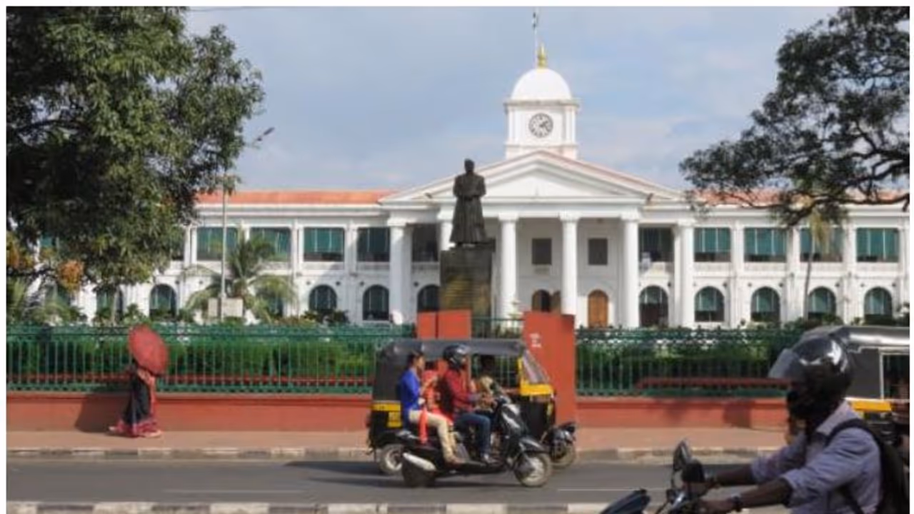 ആരാധനാലയങ്ങൾ തുറക്കാം; ബാങ്കുകൾക്ക് കൂടുതൽ ദിവസം പ്രവർത്തനാനുമതി; ഉപാധികളോടെ പുതിയ ഇളവുകൾ, ഉത്തരവിറങ്ങി ആരാധനാലയങ്ങൾ തുറക്കാം; ബാങ്കുകൾക്ക് കൂടുതൽ ദിവസം പ്രവർത്തനാനുമതി; ഉപാധികളോടെ പുതിയ ഇളവുകൾ, ഉത്തരവിറങ്ങി