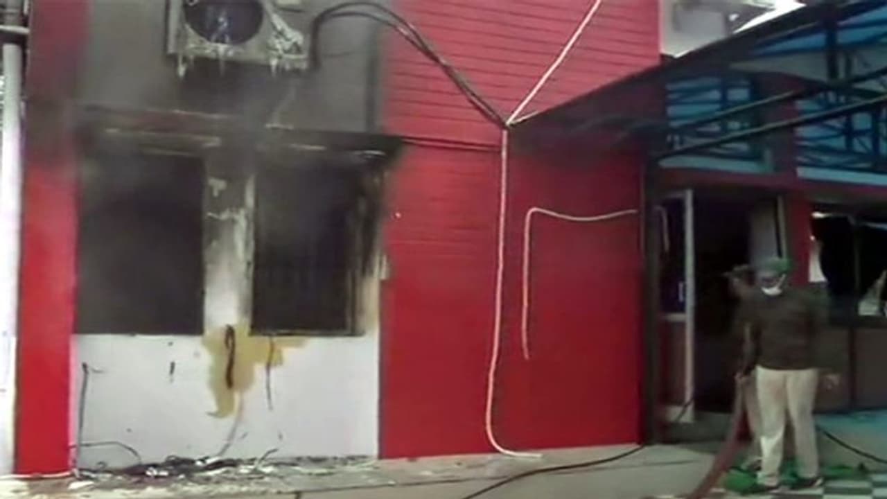 బీహార్: మంత్రి నివాసంలో భారీ అగ్నిప్రమాదం బీహార్: మంత్రి నివాసంలో భారీ అగ్నిప్రమాదం