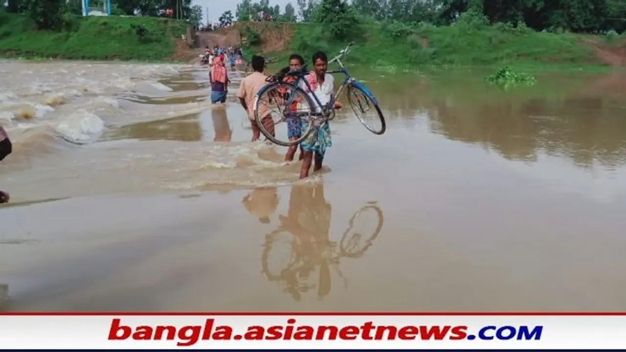 ব্রাহ্মনী নদীর সেতুর ওপর দিয়ে বইছে জল, করোনাকালে প্রায় বিচ্ছিন্ন কয়েক হাজার মানুষ ব্রাহ্মনী নদীর সেতুর ওপর দিয়ে বইছে জল, করোনাকালে প্রায় বিচ্ছিন্ন কয়েক হাজার মানুষ