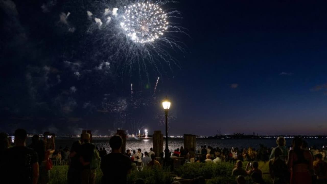 ന്യൂയോർക്കിൽ കൊവിഡ് നിയന്ത്രണങ്ങൾ ഒഴിവാക്കി; കരിമരുന്ന് പ്രയോഗം നടത്തി ആഘോഷം ന്യൂയോർക്കിൽ കൊവിഡ് നിയന്ത്രണങ്ങൾ ഒഴിവാക്കി; കരിമരുന്ന് പ്രയോഗം നടത്തി ആഘോഷം