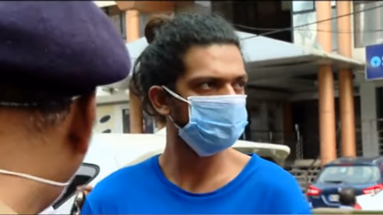 ഫ്ലാറ്റ് പീഡന കേസ്; മാർട്ടിൻ ജോസഫിനെ തൃശൂരിൽ എത്തിച്ച് തെളിവെടുത്തു ഫ്ലാറ്റ് പീഡന കേസ്; മാർട്ടിൻ ജോസഫിനെ തൃശൂരിൽ എത്തിച്ച് തെളിവെടുത്തു