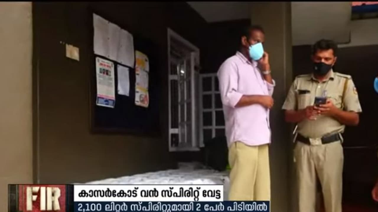 ബേക്കലിൽ വൻ സ്പിരിറ്റ് വേട്ട; 2100 ലിറ്റർ സ്പിരിറ്റുമായി രണ്ടുപേർ പിടിയിൽ ബേക്കലിൽ വൻ സ്പിരിറ്റ് വേട്ട; 2100 ലിറ്റർ സ്പിരിറ്റുമായി രണ്ടുപേർ പിടിയിൽ