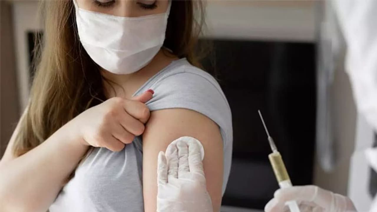 18 ವರ್ಷ ಮೇಲ್ಪಟ್ಟವರಿಗೂ ಲಸಿಕೆ ನೀಡಲು ಸಿದ್ಧತೆ 18 ವರ್ಷ ಮೇಲ್ಪಟ್ಟವರಿಗೂ ಲಸಿಕೆ ನೀಡಲು ಸಿದ್ಧತೆ