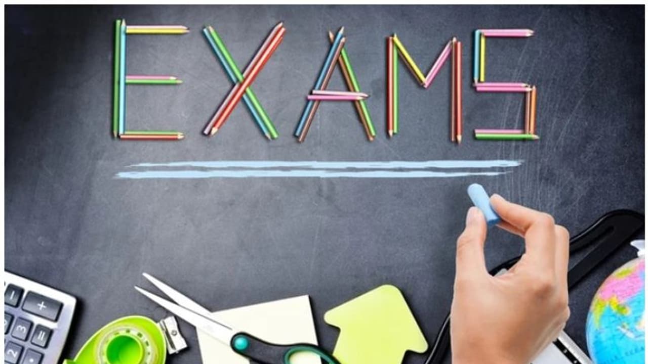 11 నుండి ఆరు పేపర్లకు కుదింపు: టెన్త్ పబ్లిక్ పరీక్షల్లో తెలంగాణ సర్కార్ కీలక నిర్ణయం 11 నుండి ఆరు పేపర్లకు కుదింపు: టెన్త్ పబ్లిక్ పరీక్షల్లో తెలంగాణ సర్కార్ కీలక నిర్ణయం