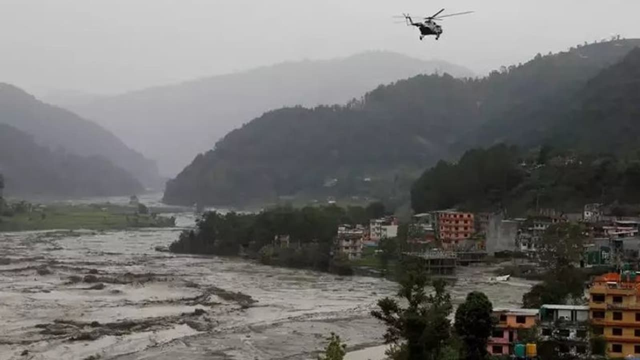 নেমেছে ধ্বস, বেড়েছে নদীর জল, ফের আজও প্রবল বর্ষণ উত্তরবঙ্গে