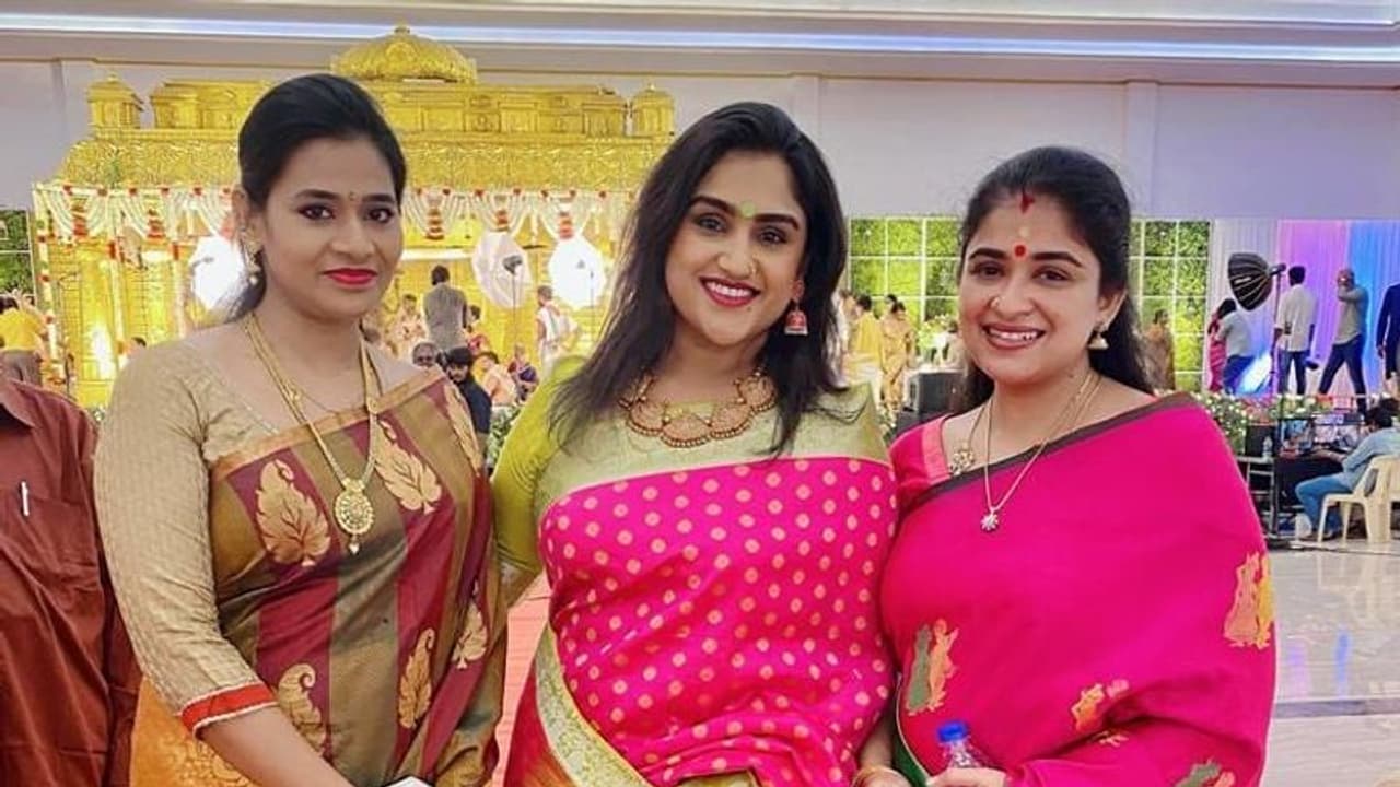 <p>சமூக வலைத்தளத்தில் செம்ம ஆக்ட்டிவாக இருக்கும் வனிதா தற்போது உறவினர் திருமண விசேஷம் ஒன்றில் கலந்து கொண்டுள்ளார்.</p>
