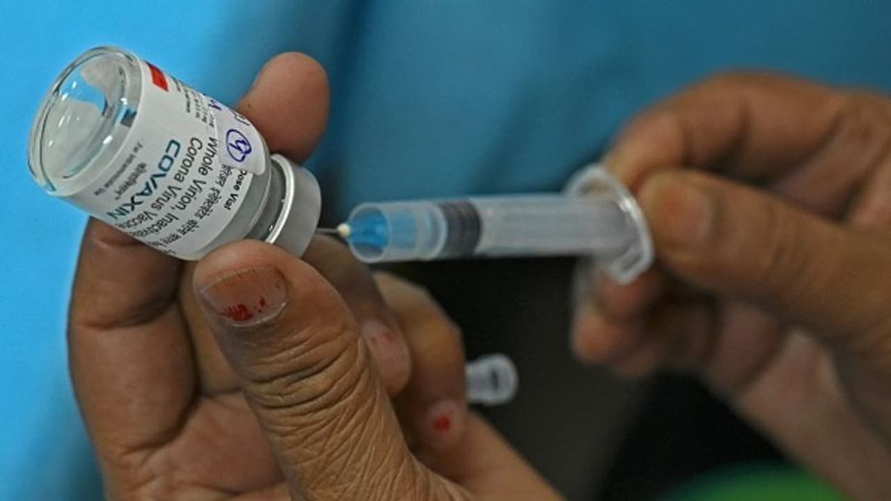 మెగా వ్యాక్సినేషన్ డ్రైవ్: సిబ్బంది నిర్లక్ష్యం.. సెకండ్ డోస్గా కోవాగ్జిన్కు బదులు కోవిషీల్డ్ మెగా వ్యాక్సినేషన్ డ్రైవ్: సిబ్బంది నిర్లక్ష్యం.. సెకండ్ డోస్గా కోవాగ్జిన్కు బదులు కోవిషీల్డ్