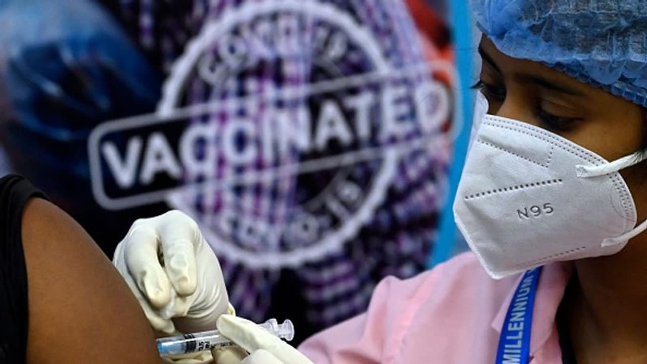 করোনার টিকা নিলেই ৫০ শতাংশ ছাড় দিচ্ছে সেলুন, ছাড় মিলছে রেস্তরাঁতেও করোনার টিকা নিলেই ৫০ শতাংশ ছাড় দিচ্ছে সেলুন, ছাড় মিলছে রেস্তরাঁতেও