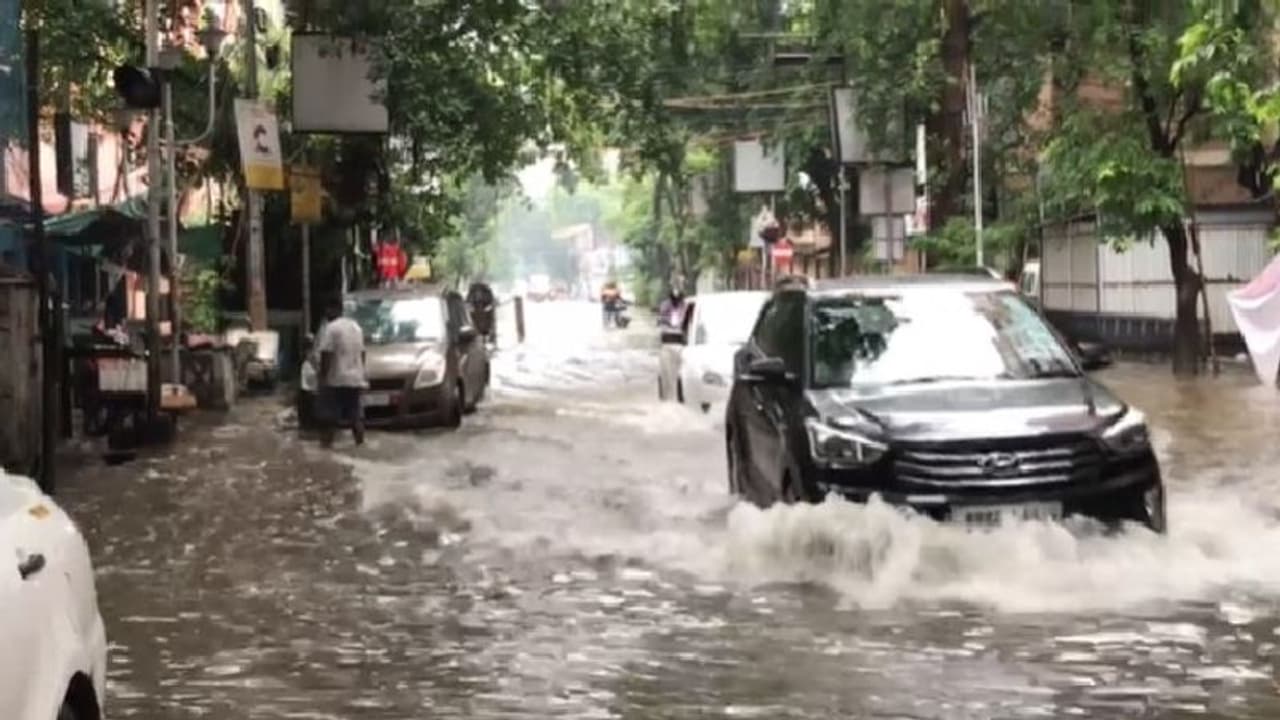 ঠনঠনিয়া থেকে দমদম, একটানা বৃষ্টিতে জলমগ্ন শহর কলকাতা