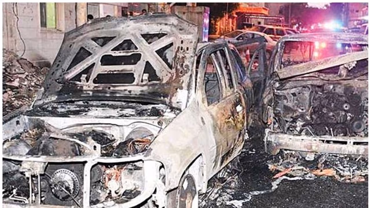 കുവൈത്തില് വീട്ടില് തീപിടിത്തം; ആറ് വാഹനങ്ങള് കത്തി നശിച്ചു, ഒരു റെസ്റ്റോറന്റിനും കടയ്ക്കും കേടുപാട് കുവൈത്തില് വീട്ടില് തീപിടിത്തം; ആറ് വാഹനങ്ങള് കത്തി നശിച്ചു, ഒരു റെസ്റ്റോറന്റിനും കടയ്ക്കും കേടുപാട്