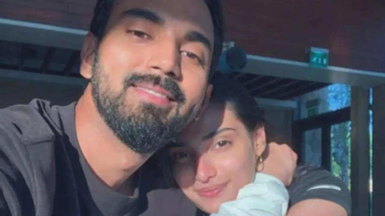 പരസ്യ ചിത്രത്തില് ഒന്നിച്ച് അതിയ ഷെട്ടിയും കെ എല് രാഹുലും, കമന്റുമായി സുനില് ഷെട്ടി പരസ്യ ചിത്രത്തില് ഒന്നിച്ച് അതിയ ഷെട്ടിയും കെ എല് രാഹുലും, കമന്റുമായി സുനില് ഷെട്ടി