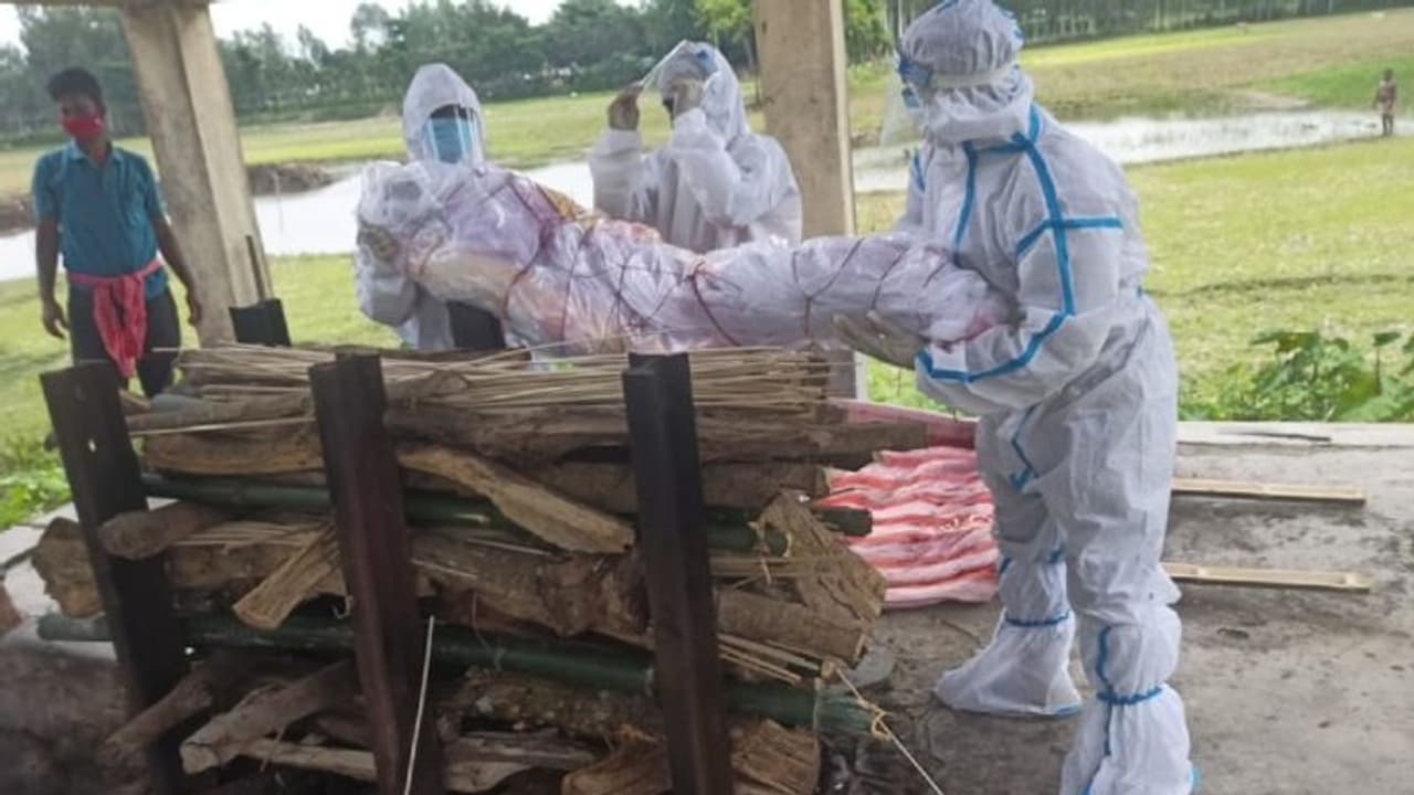 ভরসা সেই রেড ভলান্টিয়ার্স, কোভিডে মৃত তৃণমূল নেতার শ্বশুরের শেষকৃত্য সম্পন্ন করল তারা ভরসা সেই রেড ভলান্টিয়ার্স, কোভিডে মৃত তৃণমূল নেতার শ্বশুরের শেষকৃত্য সম্পন্ন করল তারা