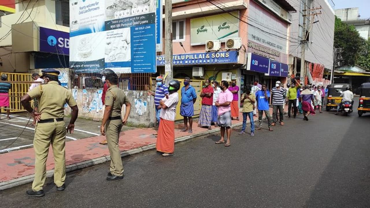 ബെവ്കോ ഔട്ട്ലെറ്റുകളിൽ ആൾകൂട്ടം തടയാൻ എക്സൈസ് പൊലീസുദ്യോഗസ്ഥരെ വിന്യസിക്കും