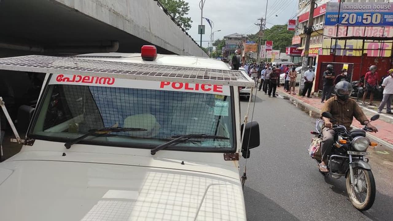 തിരക്ക് നിയന്ത്രിക്കാനാകുന്നില്ല, തൃശൂർ പാലിയേക്കര ബവ്റിജസ് ഔട്ലെറ്റ് അടപ്പിച്ചു തിരക്ക് നിയന്ത്രിക്കാനാകുന്നില്ല, തൃശൂർ പാലിയേക്കര ബവ്റിജസ് ഔട്ലെറ്റ് അടപ്പിച്ചു