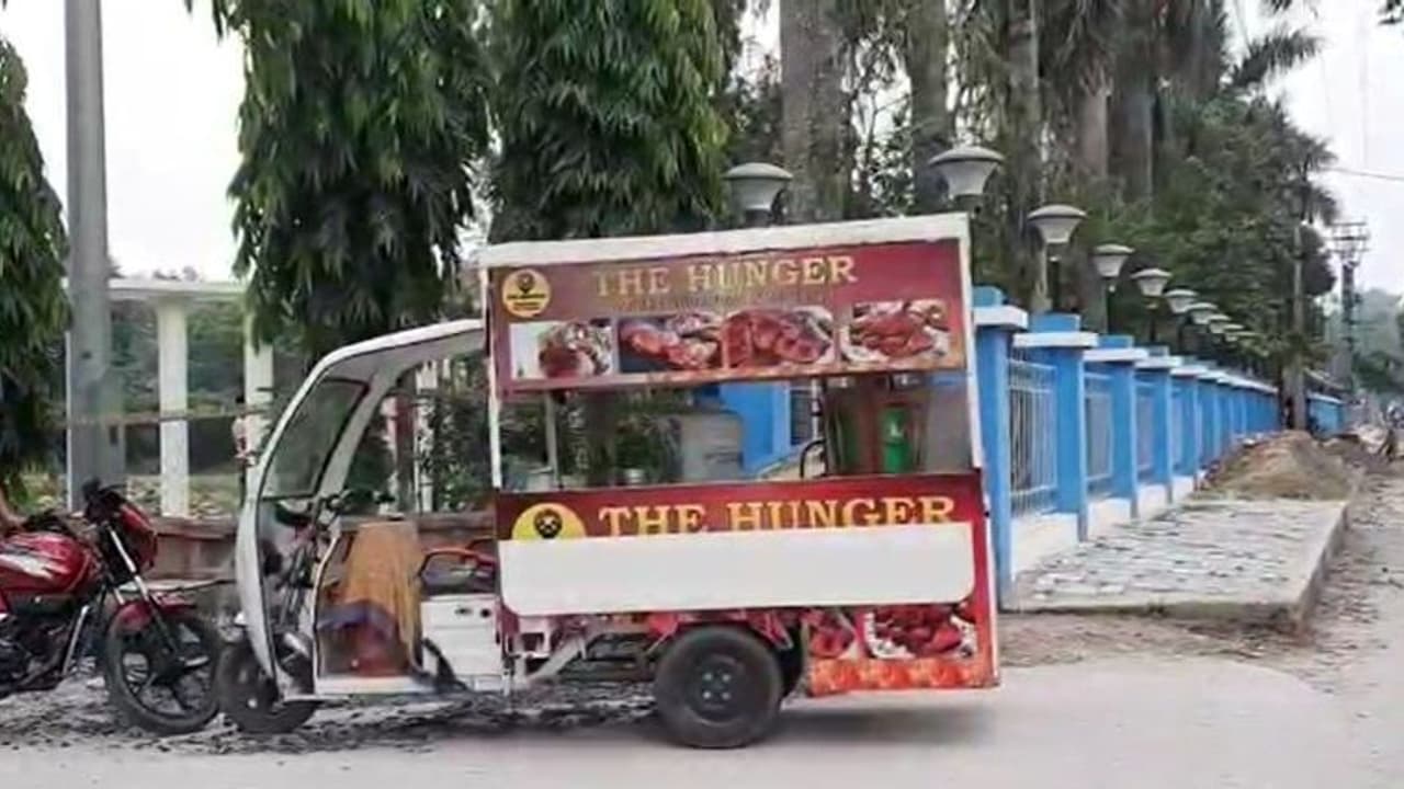 টোটোর মধ্যেই স্ট্রিট ফুড সেন্টার, মৃদুলের লড়াইয়ে সঙ্গী এই তিনচাকার যান টোটোর মধ্যেই স্ট্রিট ফুড সেন্টার, মৃদুলের লড়াইয়ে সঙ্গী এই তিনচাকার যান