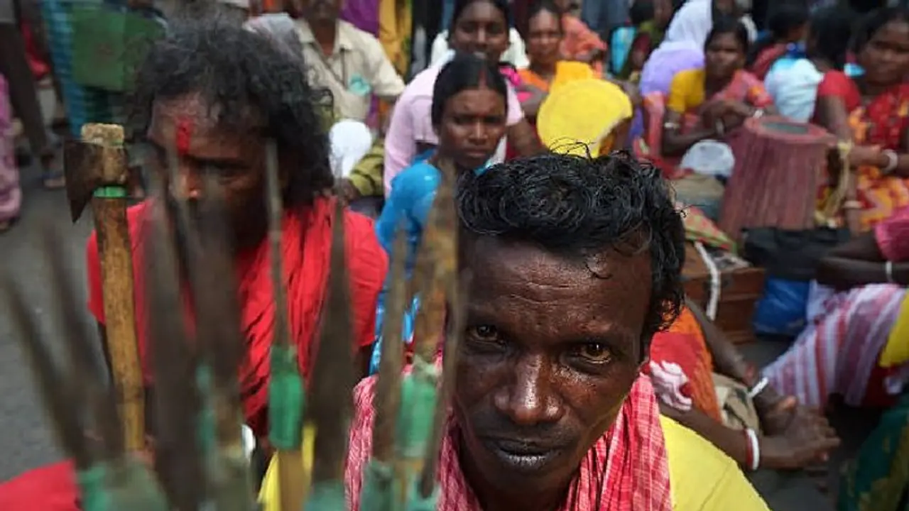 জমি মাফিয়াদের দখলে মাঠ, উদ্ধার করতে তীর ধনুক হাতে সশস্ত্র বিক্ষোভ আদিবাসীদের