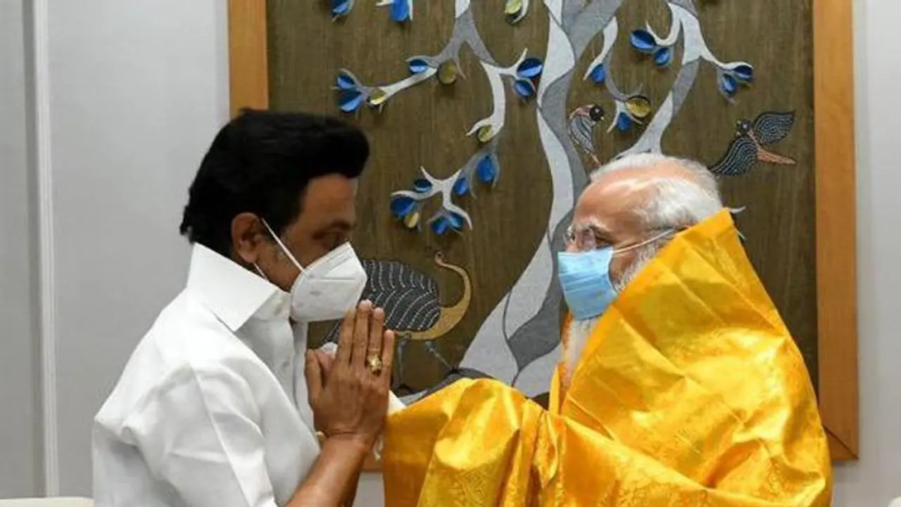 AIADMK: மோடிக்கு எதிரான திமுகவின் கருப்புக் கொடி வெள்ளைக் கொடியானது ஏன்? ஸ்டாலினை விளாசும் அதிமுக..! AIADMK: மோடிக்கு எதிரான திமுகவின் கருப்புக் கொடி வெள்ளைக் கொடியானது ஏன்? ஸ்டாலினை விளாசும் அதிமுக..!