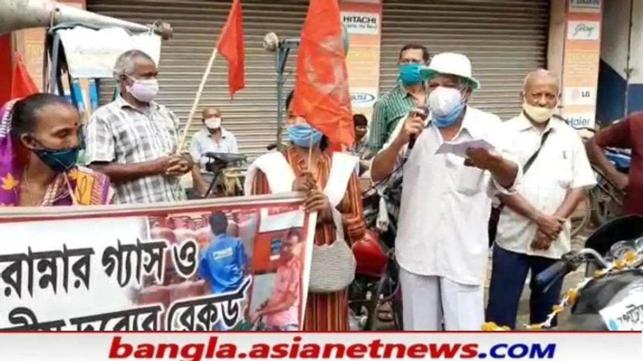 আকাশছোঁয়া দাম পেট্রোপণ্যের, বিজেপি বিধায়কের দরজায় দাঁড়িয়ে প্রতিবাদ সিটুর