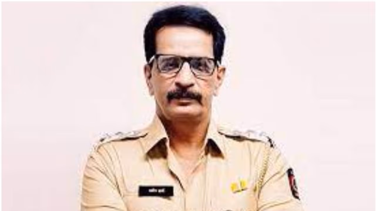 അംബാനിയുടെ വീടിന് സമീപം ബോംബ് ; മുംബൈ പൊലീസിന്റെ 'എന്കൗണ്ടര് സ്പെഷ്യലിസ്റ്റ്' പിടിയില് അംബാനിയുടെ വീടിന് സമീപം ബോംബ് ; മുംബൈ പൊലീസിന്റെ 'എന്കൗണ്ടര് സ്പെഷ്യലിസ്റ്റ്' പിടിയില്