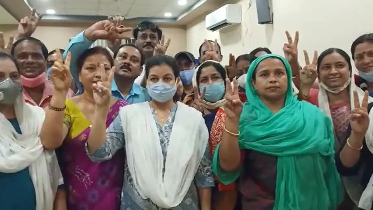 হাতছাড়া জেলা পরিষদ ফিরে পাওয়ার প্রক্রিয়া শুরু, মালদা জেলা সভাধিপতির বিরুদ্ধে অনাস্থা তৃণমূলের হাতছাড়া জেলা পরিষদ ফিরে পাওয়ার প্রক্রিয়া শুরু, মালদা জেলা সভাধিপতির বিরুদ্ধে অনাস্থা তৃণমূলের