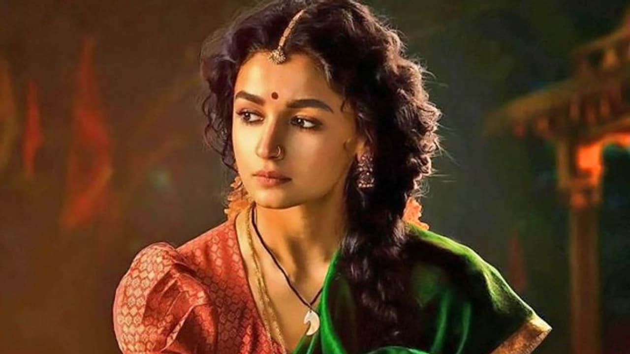 RRR के लिए आलिया भट्ट को मिले इतने करोड़, साउथ की बड़ी बड़ी एक्ट्रेसेस को भी नहीं मिलते इतने पैसे RRR के लिए आलिया भट्ट को मिले इतने करोड़, साउथ की बड़ी बड़ी एक्ट्रेसेस को भी नहीं मिलते इतने पैसे