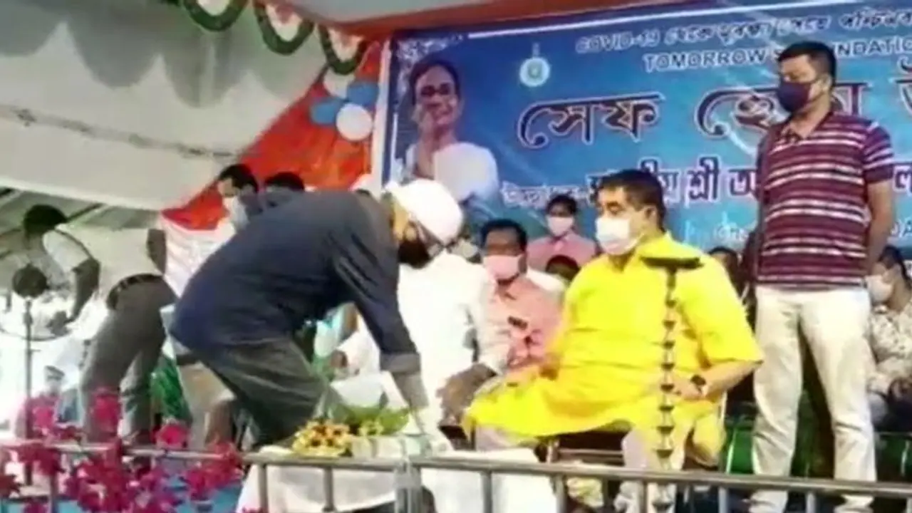 "উনি মহামানব", মঞ্চে উঠে অনুব্রতকে প্রণাম করে বললেন আউশগ্রামের বিডিও
