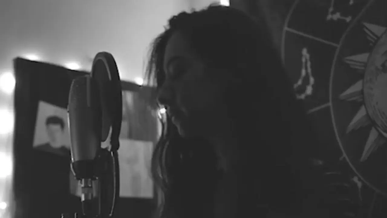 Artist turns cab drivers’ conversations into sad song; Mahira Khan reacts