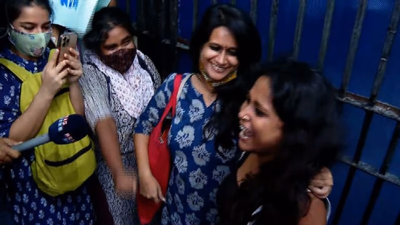 ദില്ലി കലാപക്കേസിൽ ജയിലിലടയ്ക്കപ്പെട്ട ദേവാംഗന കലിത ജാമ്യം നേടി പുറത്തെത്തി ദില്ലി കലാപക്കേസിൽ ജയിലിലടയ്ക്കപ്പെട്ട ദേവാംഗന കലിത ജാമ്യം നേടി പുറത്തെത്തി