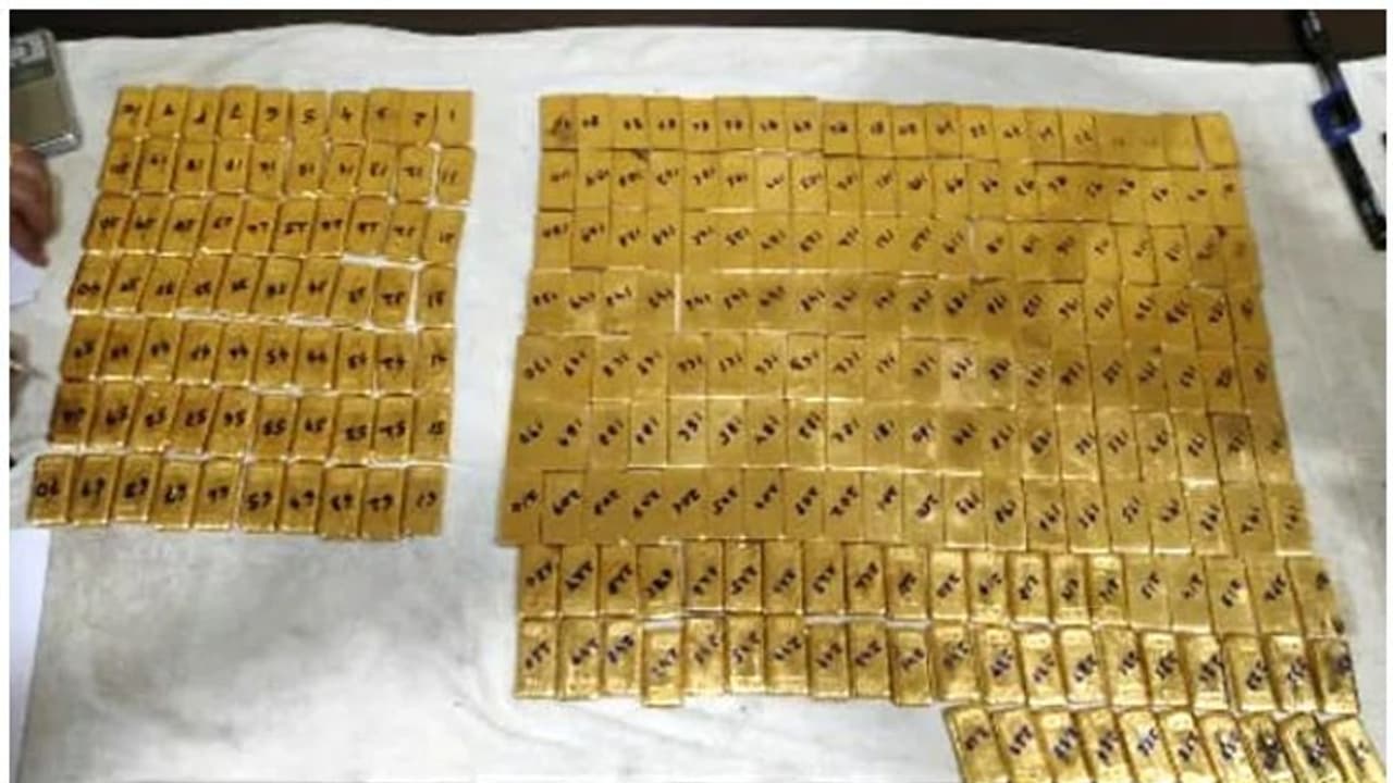 18 മണിക്കൂര് തിരച്ചില്, കാറില് നിന്ന് പിടികൂടിയത് 21 കോടിയുടെ സ്വര്ണം; ഞെട്ടി അധികൃതര് 18 മണിക്കൂര് തിരച്ചില്, കാറില് നിന്ന് പിടികൂടിയത് 21 കോടിയുടെ സ്വര്ണം; ഞെട്ടി അധികൃതര്