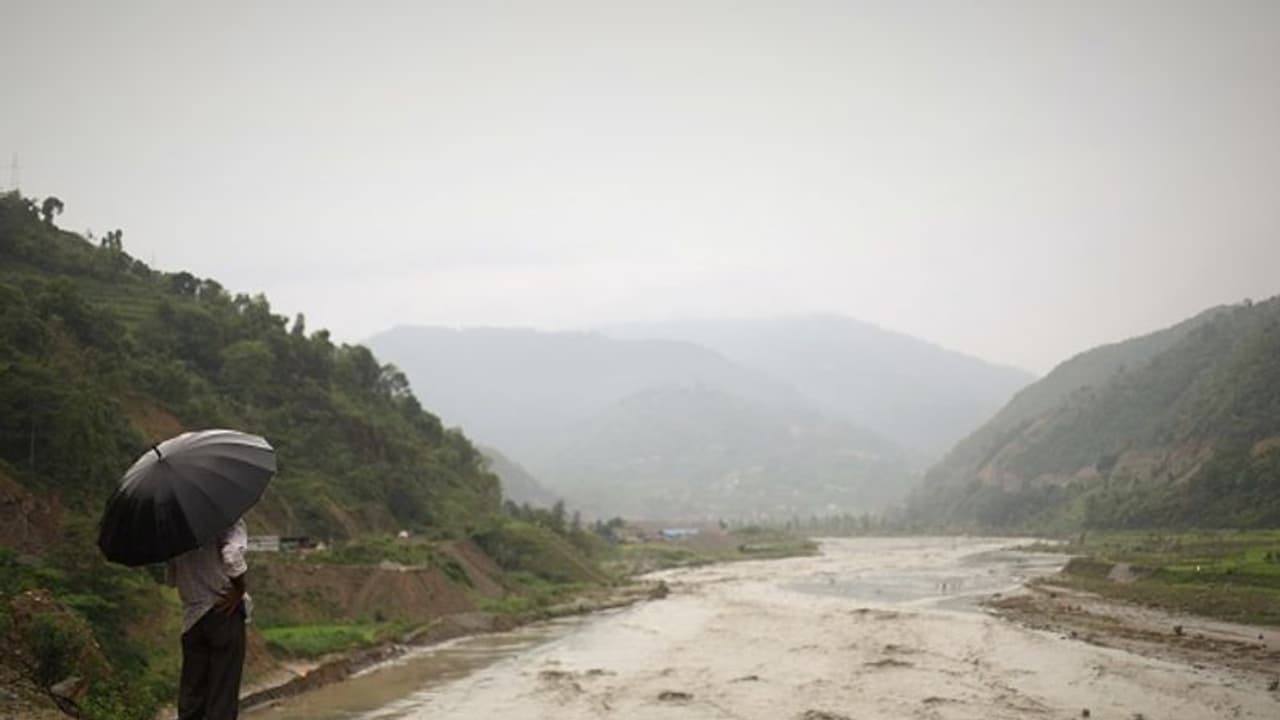 ಮಳೆ ತಗ್ಗಿದರೂ ಉತ್ತರ ಕರ್ನಾಟಕದಲ್ಲಿ ಪ್ರವಾಹ ಆತಂಕ..! ಮಳೆ ತಗ್ಗಿದರೂ ಉತ್ತರ ಕರ್ನಾಟಕದಲ್ಲಿ ಪ್ರವಾಹ ಆತಂಕ..!