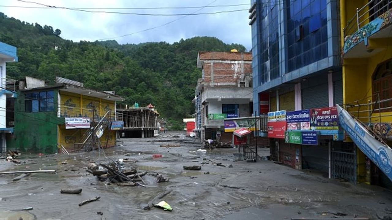 ধর্মশালায় মেঘ ভাঙা বৃষ্টিতে ভেসে গেল একাধিক গাড়ি, দেখুন সেই ভয়ঙ্কর ভিডিও ধর্মশালায় মেঘ ভাঙা বৃষ্টিতে ভেসে গেল একাধিক গাড়ি, দেখুন সেই ভয়ঙ্কর ভিডিও
