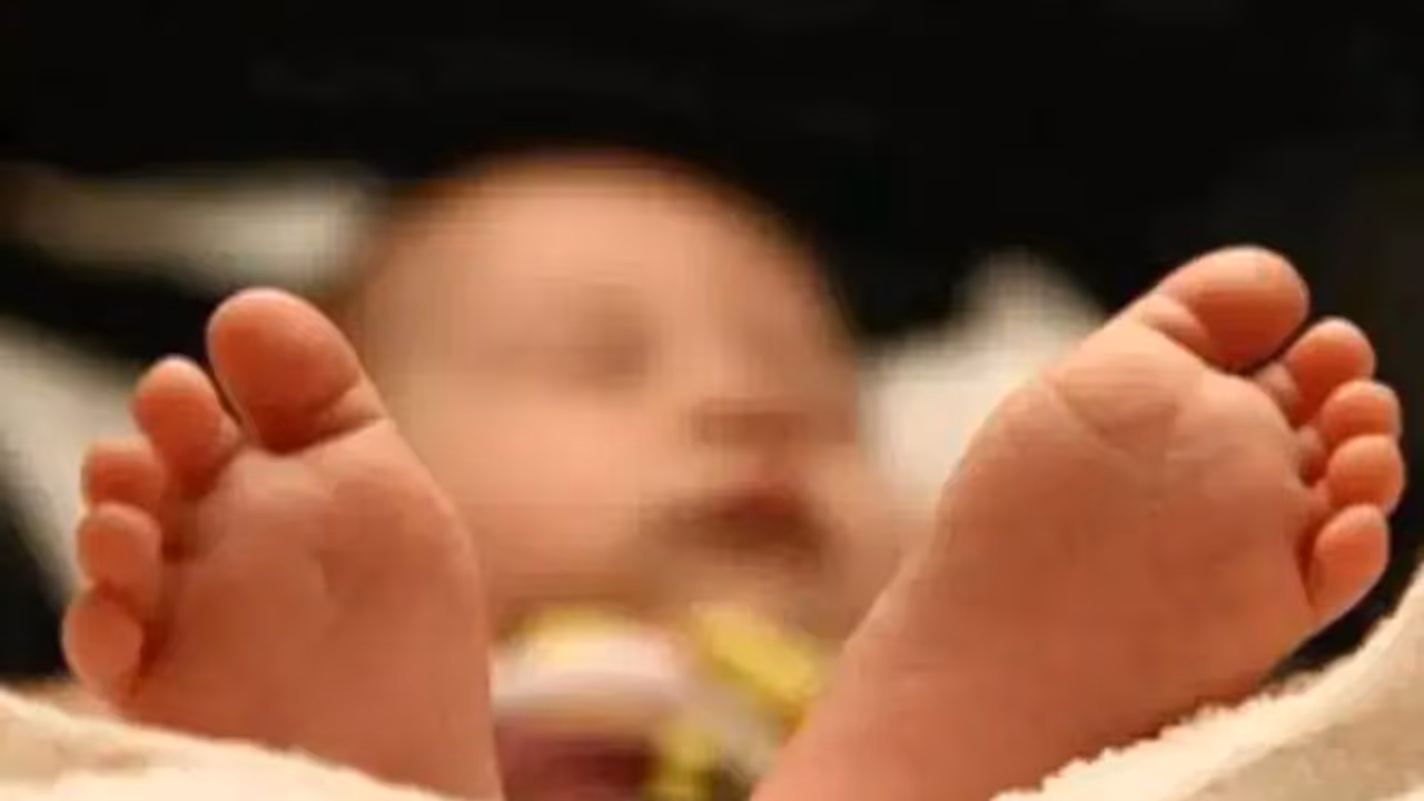 6 दिन के बच्चे को 3.6 लाख रु में बेचकर कपल ने पुलिस से कहा बच्चा किडनैप हुआ, फिर ऐसे हुआ खुलासा 6 दिन के बच्चे को 3.6 लाख रु में बेचकर कपल ने पुलिस से कहा बच्चा किडनैप हुआ, फिर ऐसे हुआ खुलासा