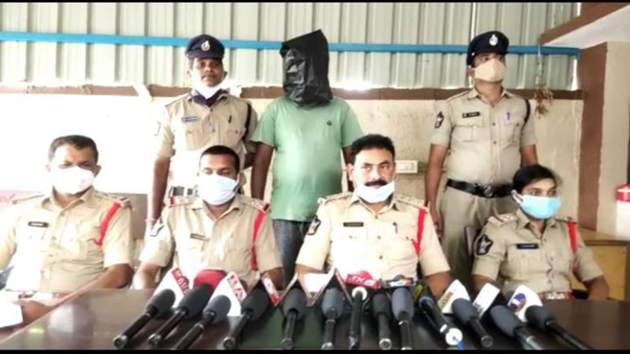 లైంగిక వేధింపులతో మైనర్ బాలిక ఆత్మహత్యాయత్నం... నిందితుడు అరెస్ట్ (వీడియో) లైంగిక వేధింపులతో మైనర్ బాలిక ఆత్మహత్యాయత్నం... నిందితుడు అరెస్ట్ (వీడియో)