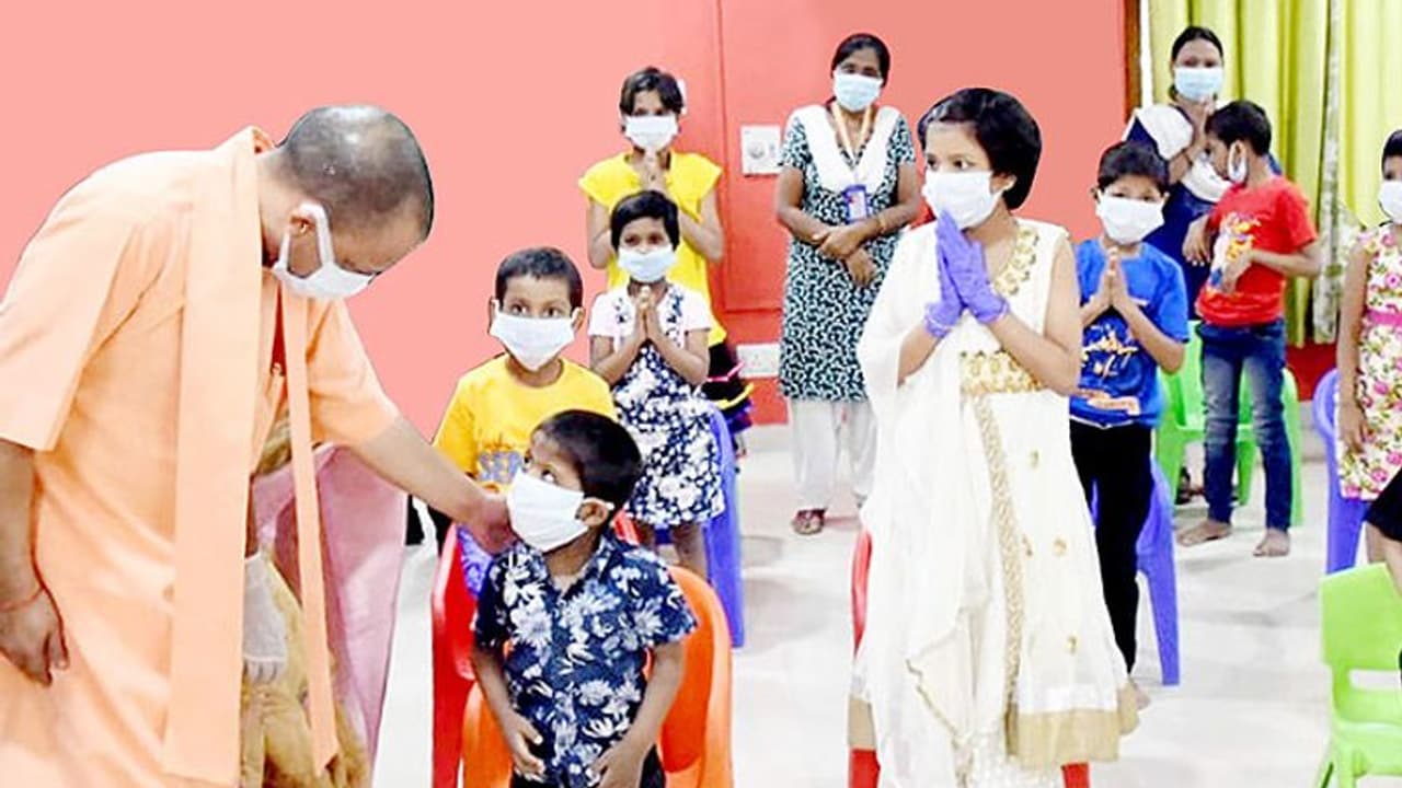 सीएम योगी की घोषणा कोरोना के कारण जिनके पैरेंट्स की मौत उन बच्चों को हर महीने 4 हजार पेंशन देगी सरकार सीएम योगी की घोषणा कोरोना के कारण जिनके पैरेंट्स की मौत उन बच्चों को हर महीने 4 हजार पेंशन देगी सरकार