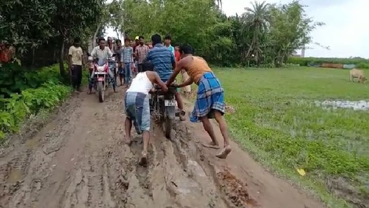 ಕಲಬುರಗಿ: ಸ್ವಂತ ಖರ್ಚಲ್ಲಿ ರಸ್ತೆ ಸರಿಪಡಿಸಿದ ಬಡದಾಳ ರೈತರು..!