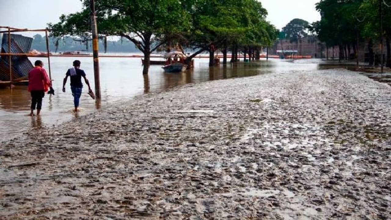 ১০ বছর ধরে বেহাল রাস্তায় ঢুকতে চায়নি অ্যাম্বুলেন্স, অটোতেই শেষ তরতাজা প্রাণ ১০ বছর ধরে বেহাল রাস্তায় ঢুকতে চায়নি অ্যাম্বুলেন্স, অটোতেই শেষ তরতাজা প্রাণ
