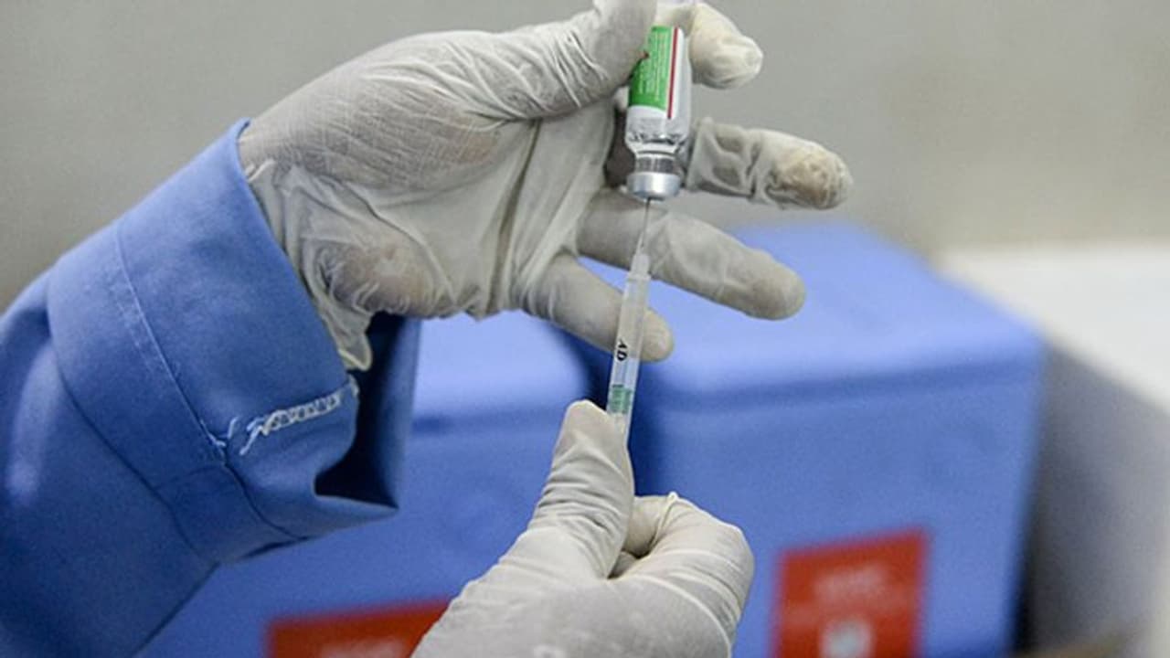 അഞ്ച് മിനുട്ടിനുള്ളിൽ കൊവാക്സിനും കൊവിഷീൽഡും നൽകി, ബിഹാറിൽ സ്ത്രീ നിരീക്ഷണത്തിൽ, നഴ്സുമാ‍ർക്കെതിരെ നടപടി