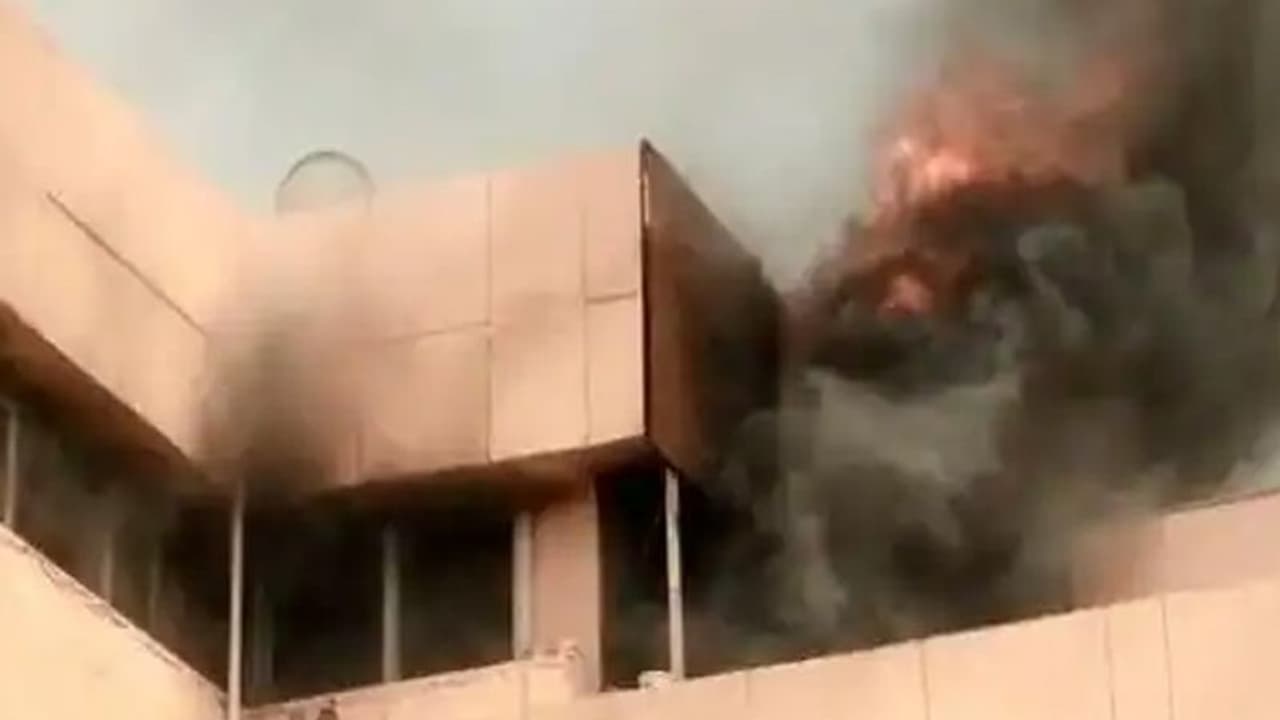 नोएडा मेट्रो के NMRC ऑफिस में लगी भीषण आग, मौके पर पहुंची फायर ब्रिगेड की टीम नोएडा मेट्रो के NMRC ऑफिस में लगी भीषण आग, मौके पर पहुंची फायर ब्रिगेड की टीम