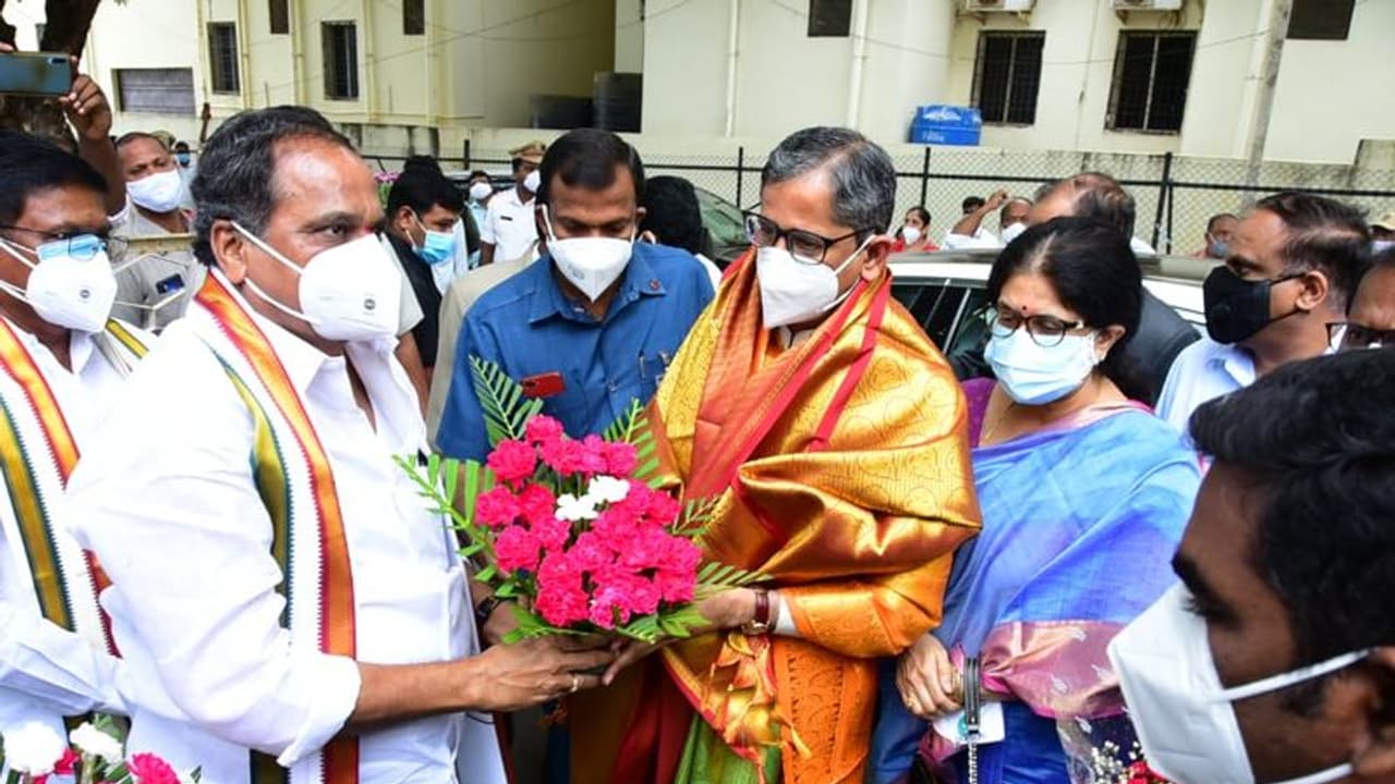 నా జీవితం ప్రారంభమైంది శ్రీశైలం నుంచే.. నాటి జ్ఞాపకాలు గుర్తుచేసుకున్న జస్టిస్ ఎన్వీ రమణ నా జీవితం ప్రారంభమైంది శ్రీశైలం నుంచే.. నాటి జ్ఞాపకాలు గుర్తుచేసుకున్న జస్టిస్ ఎన్వీ రమణ