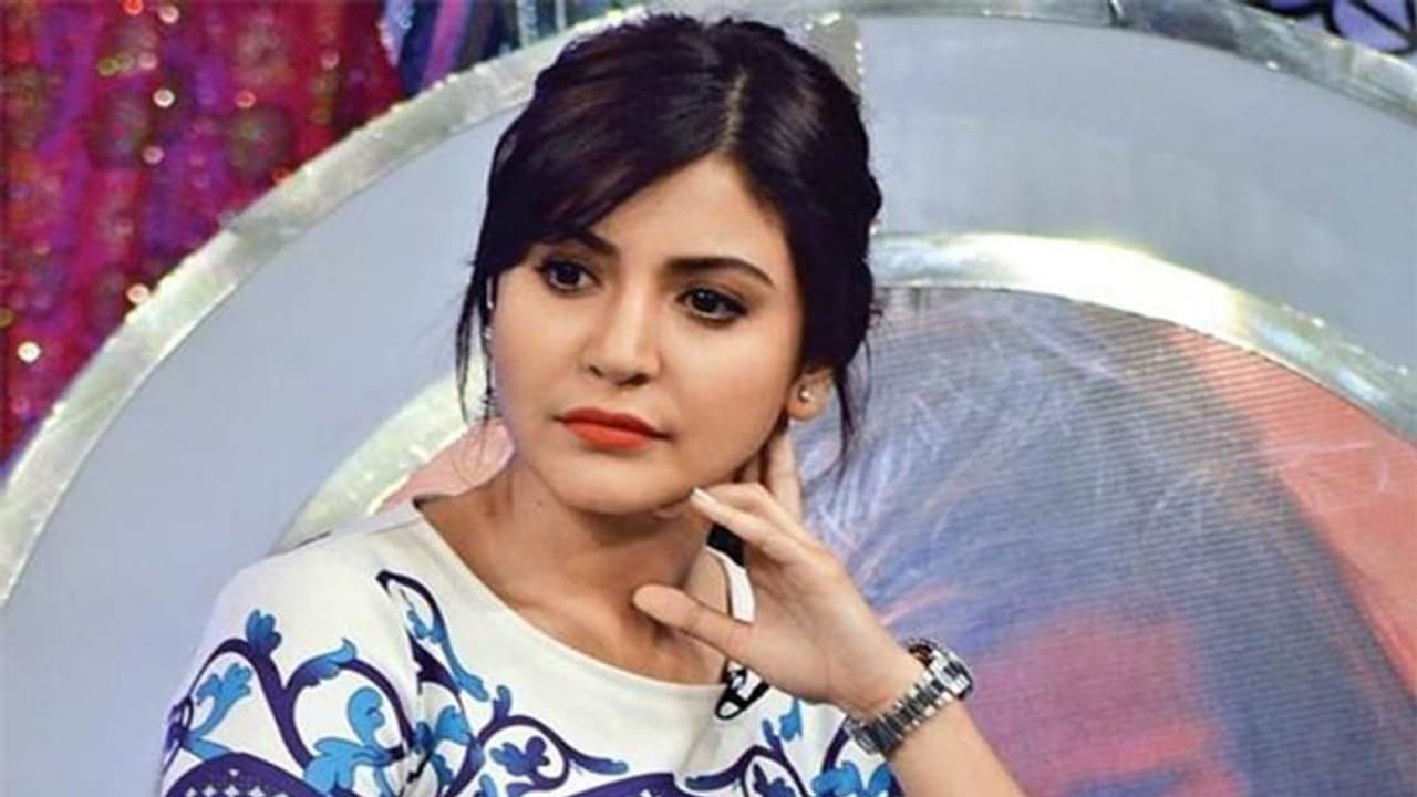 पति विराट का मैच देखने बैठी अनुष्का हुईं उदास, जानें किस बात को लेकर सता रही है चिंता पति विराट का मैच देखने बैठी अनुष्का हुईं उदास, जानें किस बात को लेकर सता रही है चिंता