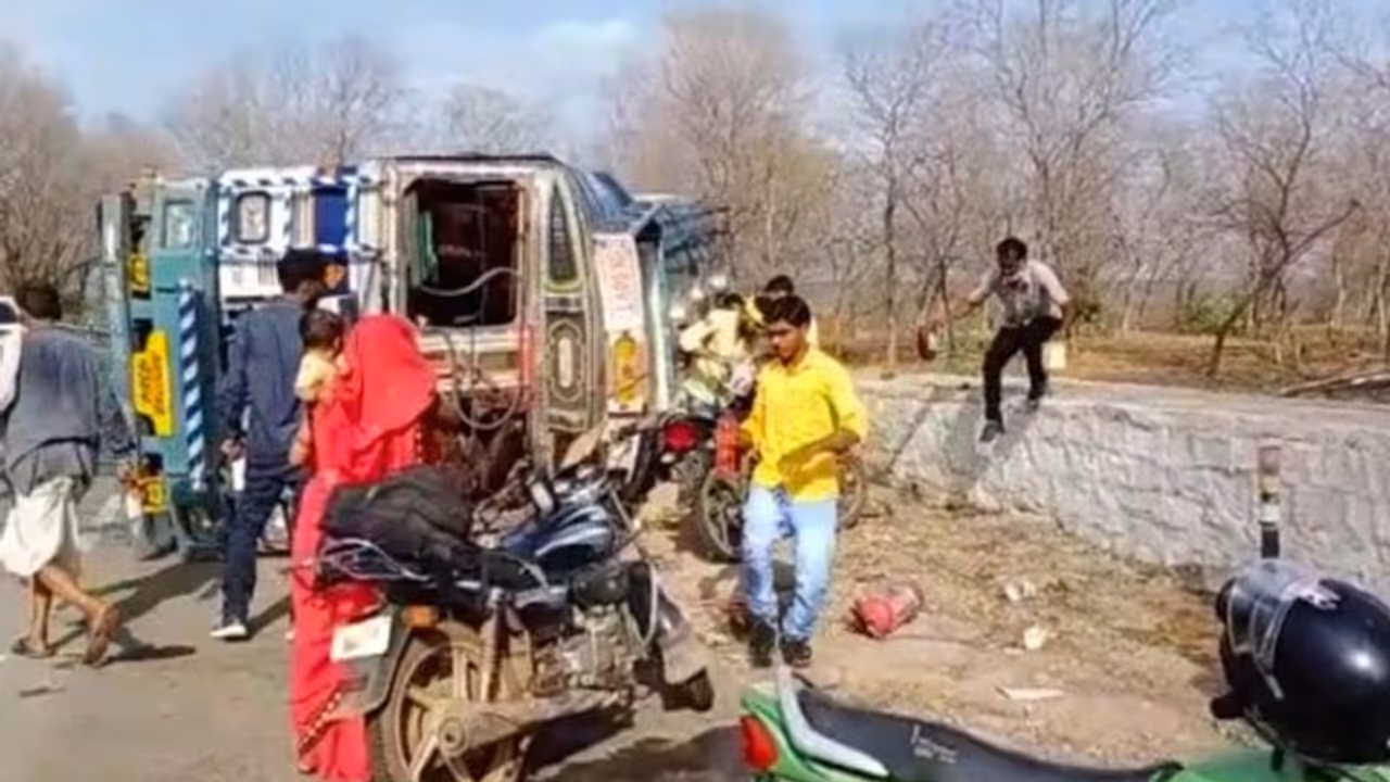 ടാങ്കർ ലോറി മറിഞ്ഞു, പരിക്കേറ്റ ഡ്രൈവറെ രക്ഷിക്കാതെ പെട്രോൾ ഊറ്റാൻ മത്സരിച്ച് നാട്ടുകാർ ടാങ്കർ ലോറി മറിഞ്ഞു, പരിക്കേറ്റ ഡ്രൈവറെ രക്ഷിക്കാതെ പെട്രോൾ ഊറ്റാൻ മത്സരിച്ച് നാട്ടുകാർ