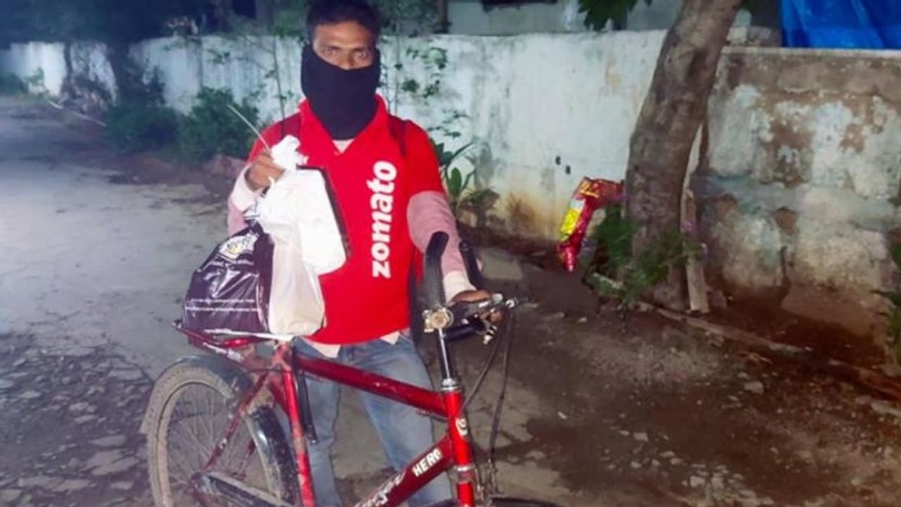 Zomato ब्वॉय ने साइकिल से 20 मिनट में पहुंचाया पार्सल, ये देख कस्टमर हुआ भावुक, फंड जुटाकर खरीदी बाइक Zomato ब्वॉय ने साइकिल से 20 मिनट में पहुंचाया पार्सल, ये देख कस्टमर हुआ भावुक, फंड जुटाकर खरीदी बाइक