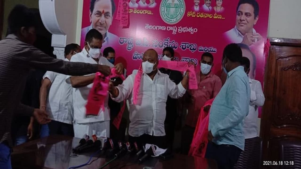 కేసీఆర్ కు ఘోరీ కడతా.. అంటే ఈటెలకు హుజురాబాద్ ప్రజలే ఘోరీ కడ్తారు.. గంగుల (వీడియో) కేసీఆర్ కు ఘోరీ కడతా.. అంటే ఈటెలకు హుజురాబాద్ ప్రజలే ఘోరీ కడ్తారు.. గంగుల (వీడియో)