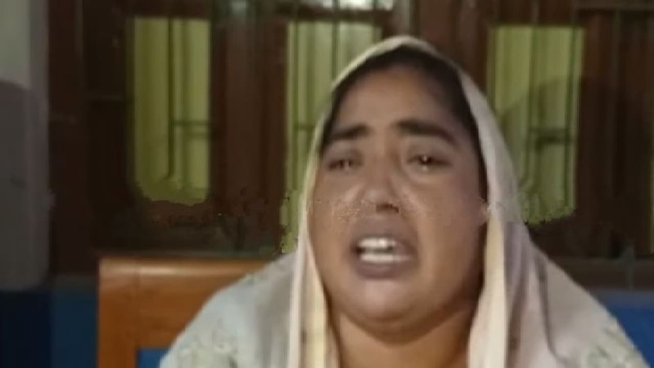 চোর 'অপবাদে' দলীয় কর্মীদের হাতে আক্রান্ত, ক্যামেরার সামনে প্রাণভয়ে কেঁদে ফেললেন তৃণমূল পঞ্চায়েত প্রধান