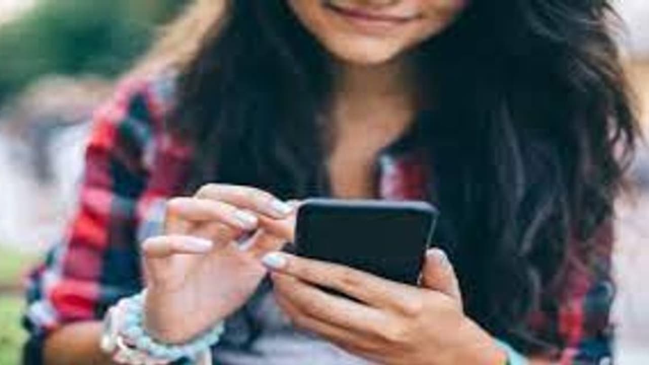 பெண்களே உஷார்!! ஃபேஸ்புக், இன்ஸ்டாவில் போட்டோ போடாதீங்க... இப்படியெல்லாம் மோசடி நடப்பதாக போலீஸ் எச்சரிக்கை! பெண்களே உஷார்!! ஃபேஸ்புக், இன்ஸ்டாவில் போட்டோ போடாதீங்க... இப்படியெல்லாம் மோசடி நடப்பதாக போலீஸ் எச்சரிக்கை!