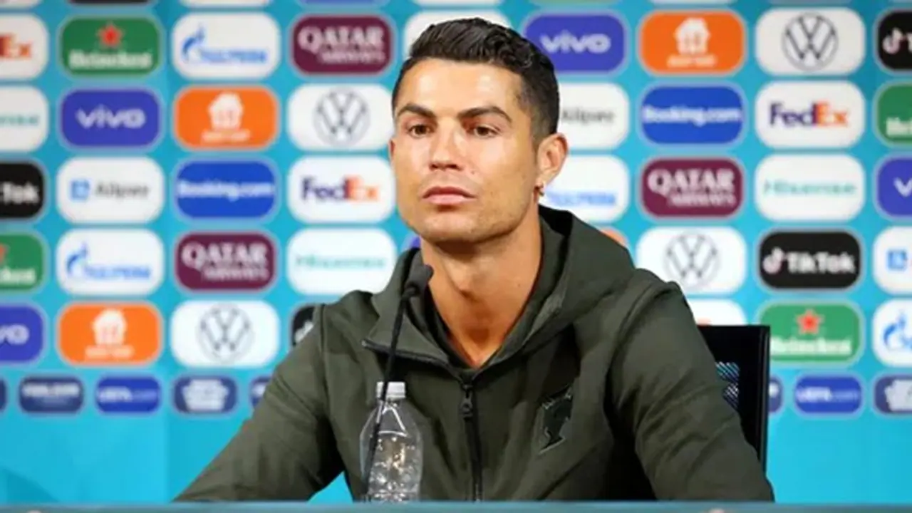 रोनाल्डो ने रचा इतिहास, इंस्टा पर 300 मिलियन फॉलोवर्स वाले बने पहले व्यक्ति, जानें इससे कितना कमाते हैं रोनाल्डो ने रचा इतिहास, इंस्टा पर 300 मिलियन फॉलोवर्स वाले बने पहले व्यक्ति, जानें इससे कितना कमाते हैं