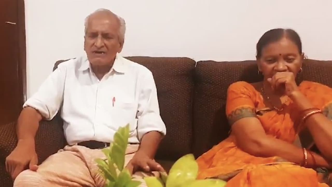 Husband sings ghazal on wife's birthday, but her reaction amuses netizens; watch the video