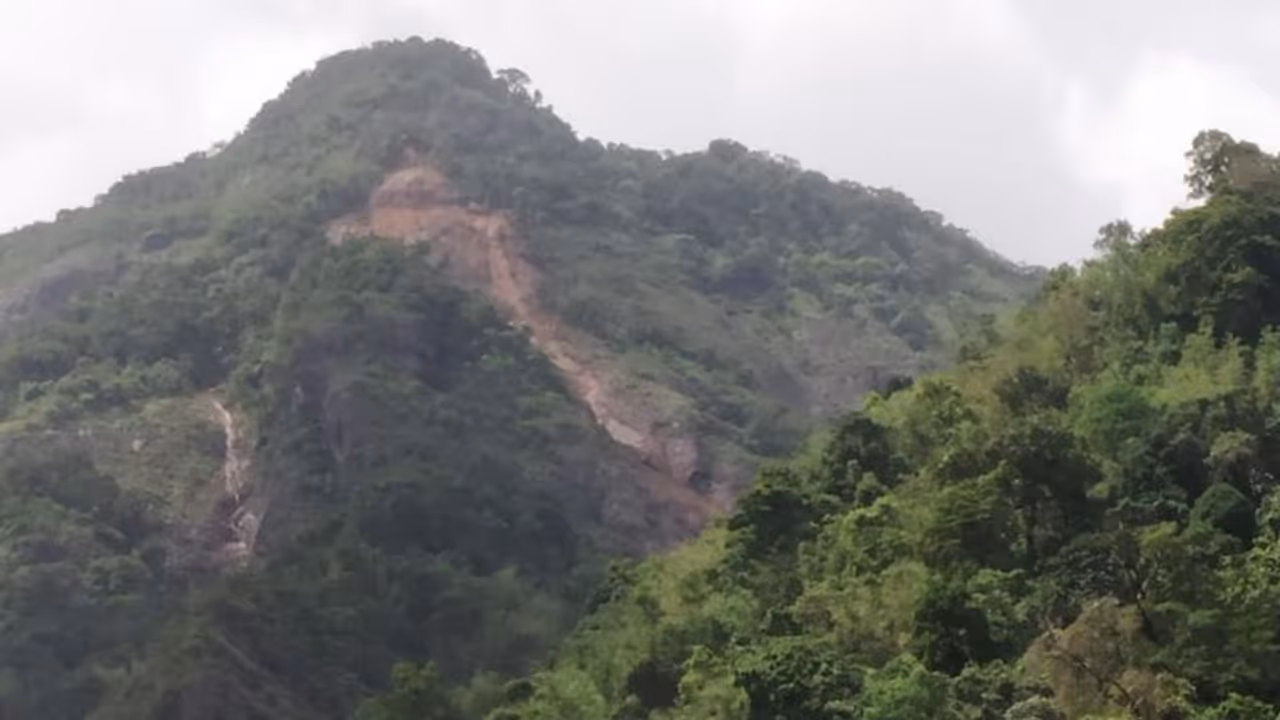 നിലമ്പൂർ കോയിപ്ര മലയിൽ മണ്ണിടിച്ചിൽ; ഉരുൾപൊട്ടൽ ഭീതിയിൽ പരിഭ്രാന്തരായി നാട്ടുകാർ നിലമ്പൂർ കോയിപ്ര മലയിൽ മണ്ണിടിച്ചിൽ; ഉരുൾപൊട്ടൽ ഭീതിയിൽ പരിഭ്രാന്തരായി നാട്ടുകാർ