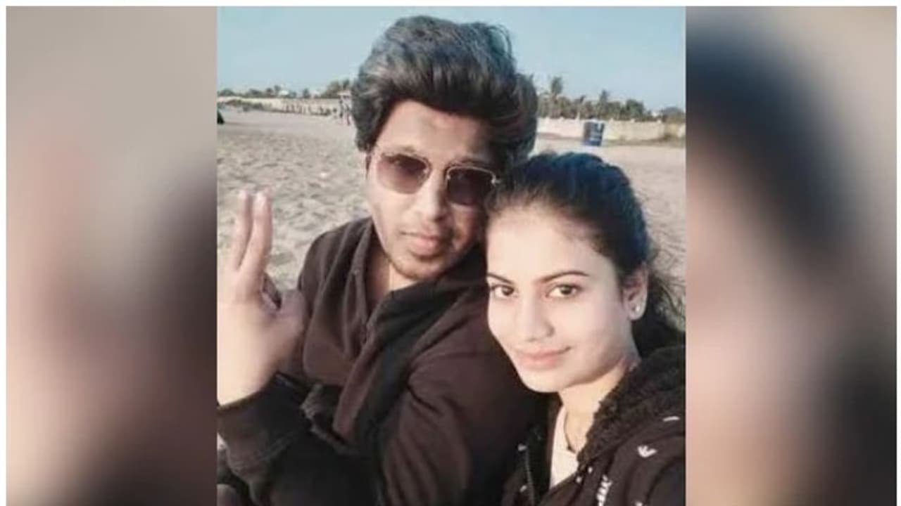 പബ്ജി ലൈവ് സ്ട്രീമിങ്ങിനിടെ സ്ത്രീകളോട് അശ്ലീലം പറഞ്ഞ യൂട്യൂബര് ദമ്പതികള് അറസ്റ്റില് പബ്ജി ലൈവ് സ്ട്രീമിങ്ങിനിടെ സ്ത്രീകളോട് അശ്ലീലം പറഞ്ഞ യൂട്യൂബര് ദമ്പതികള് അറസ്റ്റില്